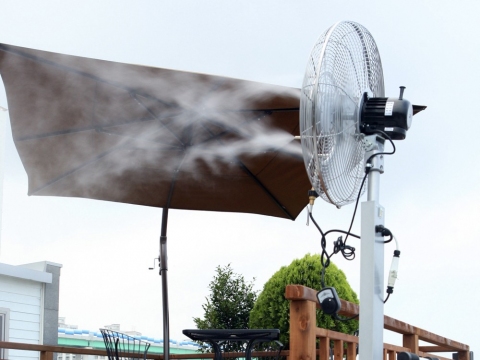 Prenosný rozprašovací ventilátor Mobi-Cool na chladenie terasy